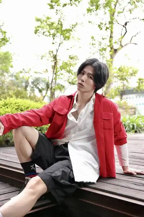 林禹携二婚女友参观琼瑶可园,兴奋拿爸爸剧照合影,父