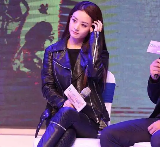 赵丽颖这一套黑色皮衣皮裤,真是美翻了,可爱之下带了几分霸气!