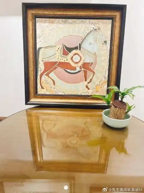 **复古手绘油画是一种通过传统手绘方式创作的具有复古风格的油画艺术