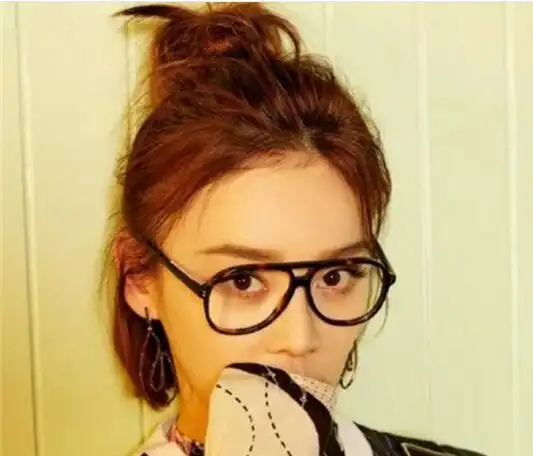 红色头发的女生,她的头发都是齐肩式的红色头发,她的短发半扎发是一个