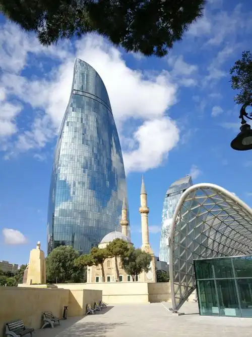 休息几小时后,飞行五小时到了阿塞拜疆首都巴库市.