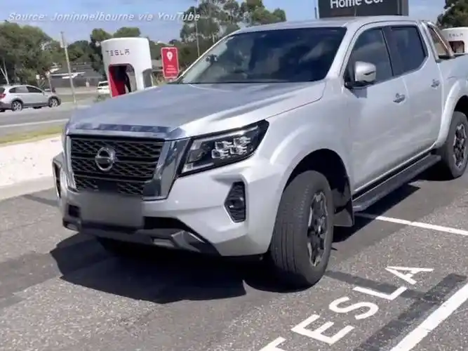 最过分的是这辆面包车,居然一下子占4个车位!