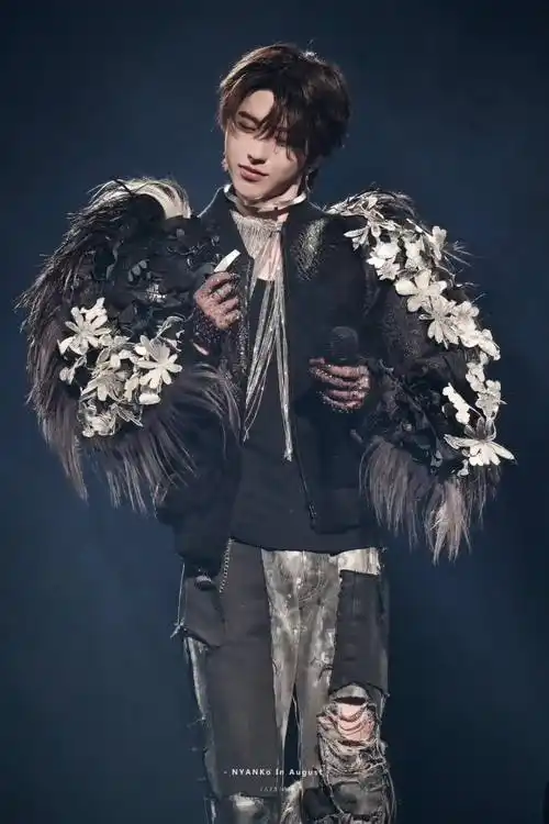 故事的开始是一只叼着蓝玫瑰的大狮子和一只金色的小猫咪@蔡徐坤