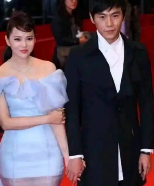 秦昊娶了一个比自己大10岁的老婆伊能静,夫妻二人婚后一直过着平淡的