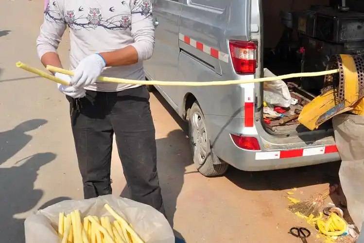 只能在农村大集上才能一见的长条爆米花是最火爆的美食之一