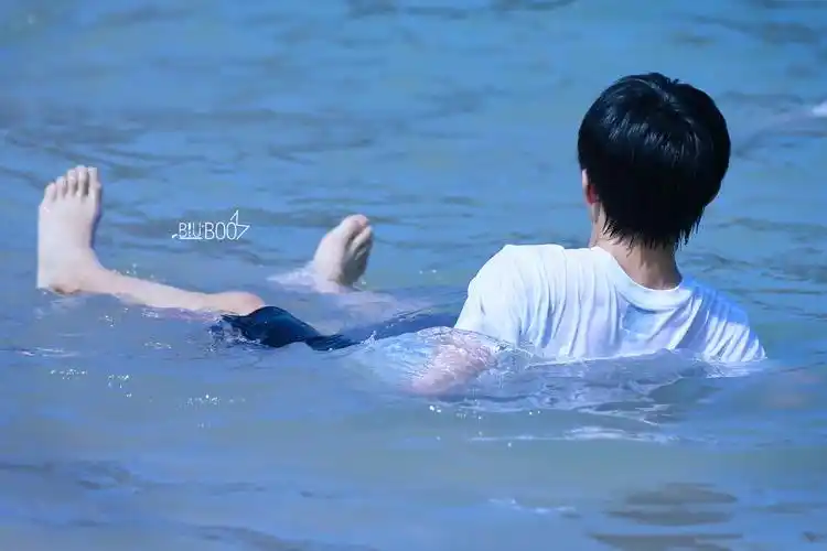 易烊千玺 tfboys 千千 烊烊 火羊宝 小脚丫子太可爱