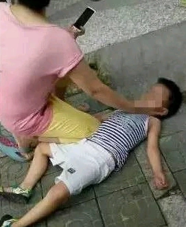 据了解,该小男孩因攀爬栏杆意外被户外空调触电身亡.