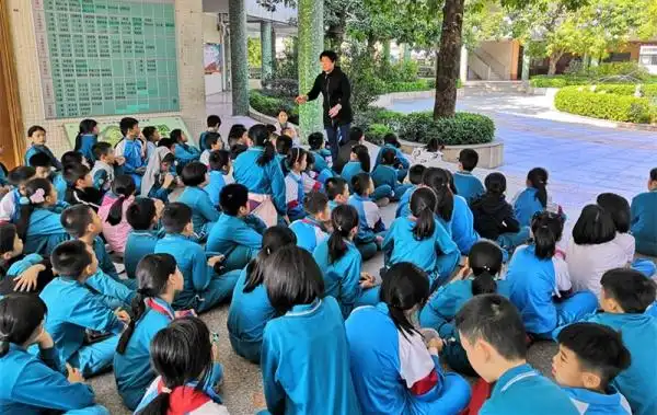 校车安全逃生有道中山市实验小学开展校车安全应急逃生演练活动