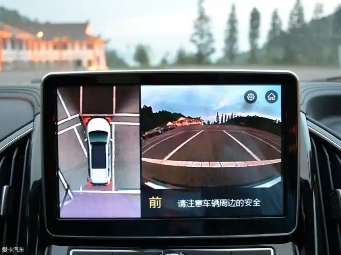 轩朗所配备的360度全景影像功能显示十分清晰,画面拼接也很完整.