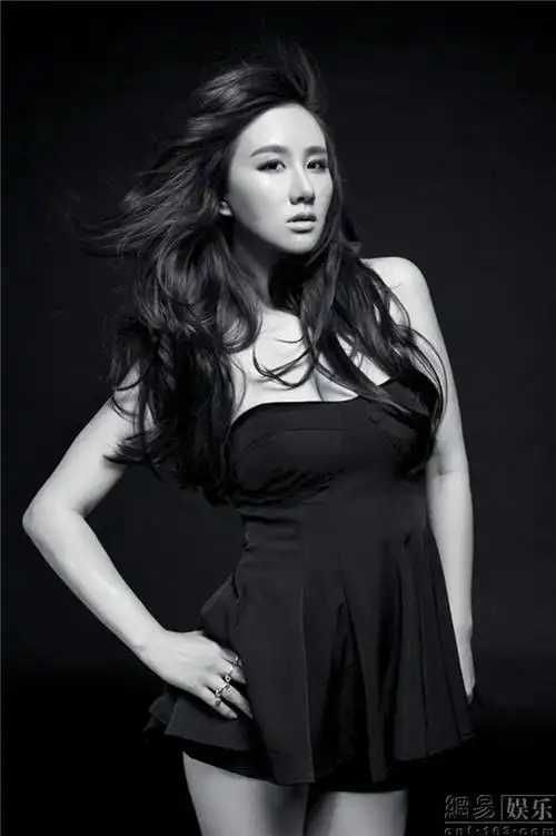 "晶女郎"孟瑶海边度假晒性感照