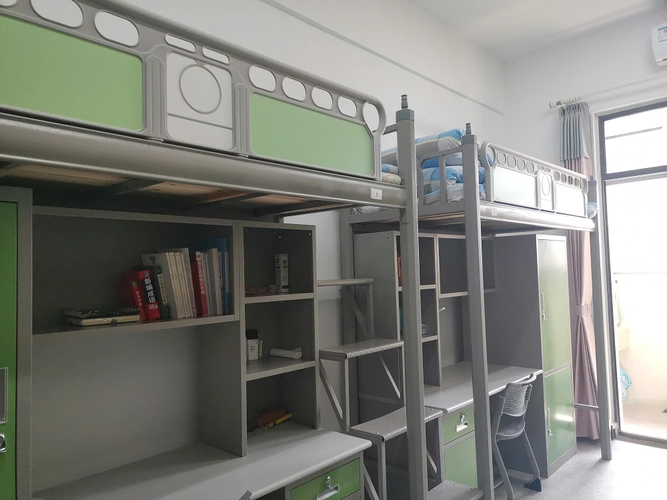 经过一个学期生活习惯的养成,宿舍区纪律秩序井然,寝室整洁干净,环境