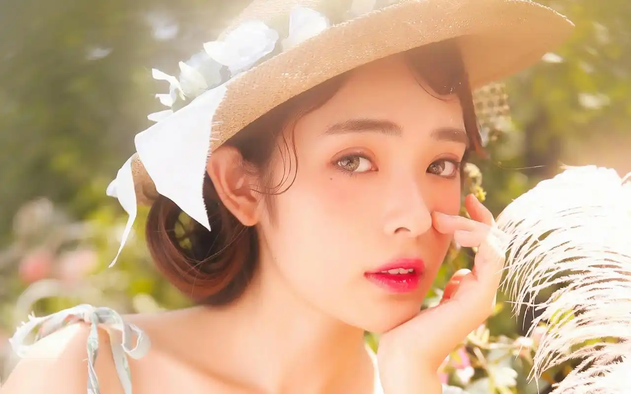 碎花吊带裙美女清新唯美写真图片壁纸