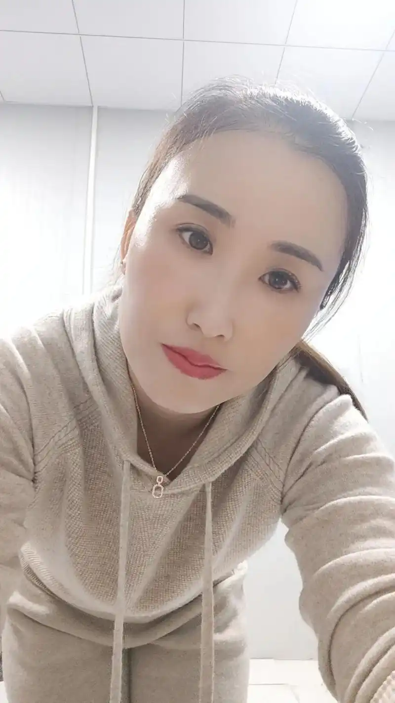 跟我妈一块出门  碰到妈妈的熟人  人家说:"你闺女长的真好 - 抖音