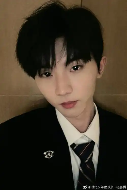 这么s的西装服拍摄背后隐藏着害羞的小男孩呀!07#马嘉祺我们的歌