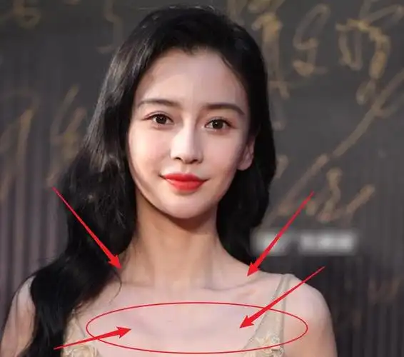 看到杨颖胸前的骨头是真的很明显,并且是瘦到线条感很深,尤其是这锁骨