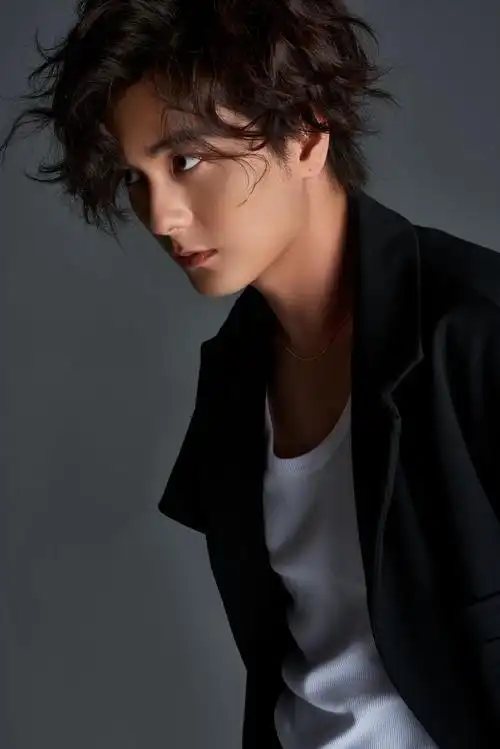 演员邓竞生日质感写真上线 眼神深邃故事感十足