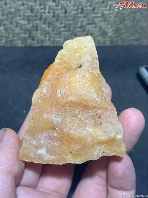 高玉化缅甸黄玉原石一颗