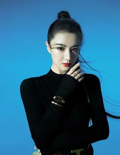 当红主播薇娅穿搭也很火最近时尚大片极简黑白配尽显高级