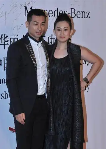 赵文卓老婆接地气,和老公一起穿休闲装,黑色t恤配裤子够低调