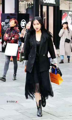 穿黑色纱裙的美女给冬装增添一份轻盈灵动和朦胧缥缈的美