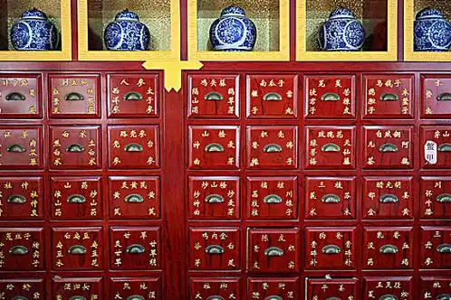 中药店里的中药柜