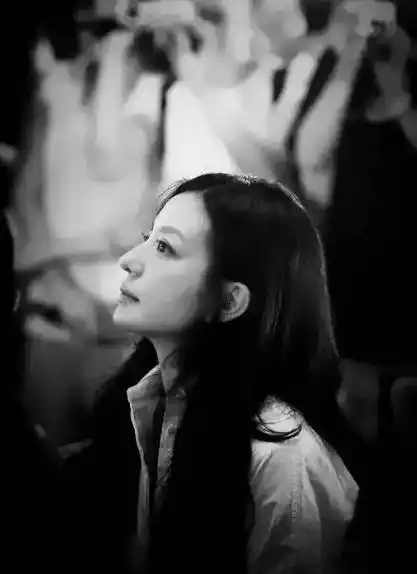 微翘的下巴不长也不短,还有饱满的额头,组成赵薇好看侧脸的,但是在