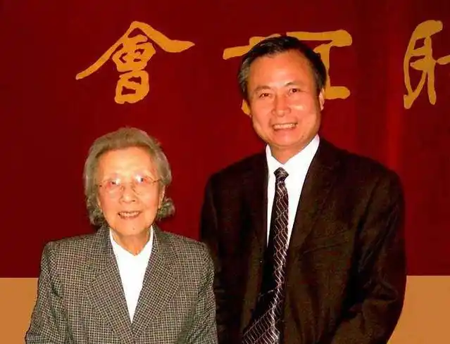 在英国留学期间,张闾瑛与陶鹏飞相识,陶鹏飞是东北大学第一届毕业生