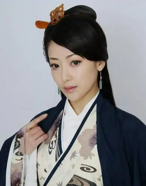 "古装剧女神"陈紫函:时尚极致撩人,让人不知往哪看_来自_图片_网络