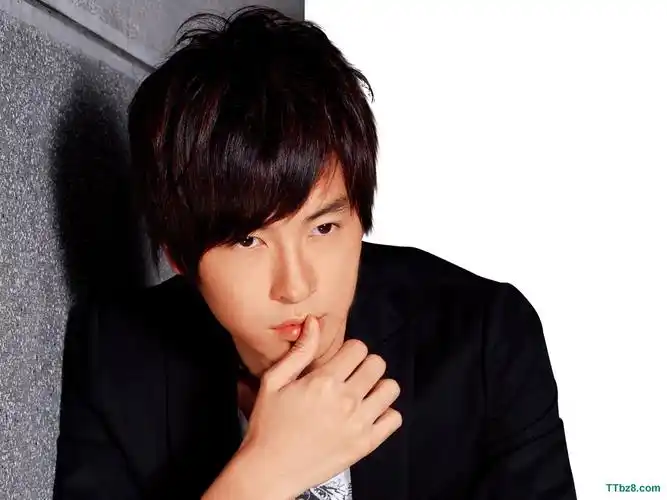 本名郑综腾,1982年6月19日出生于台湾省台中市北屯区,中国台湾影视男