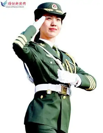 瞧,三军仪仗队女兵队长是咱潍坊嫚