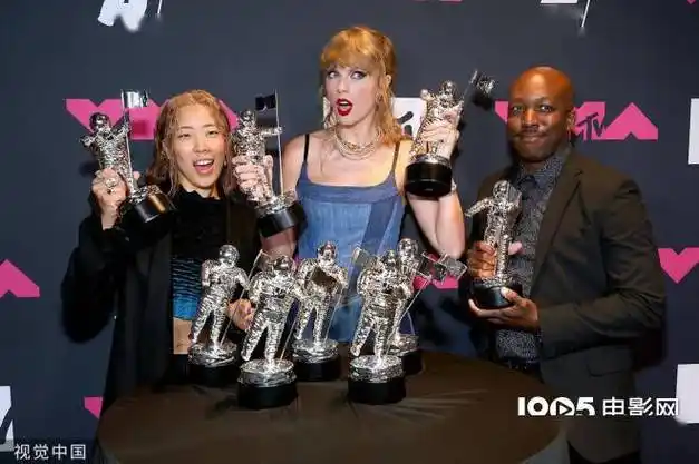 霉霉晒与奖杯合影!