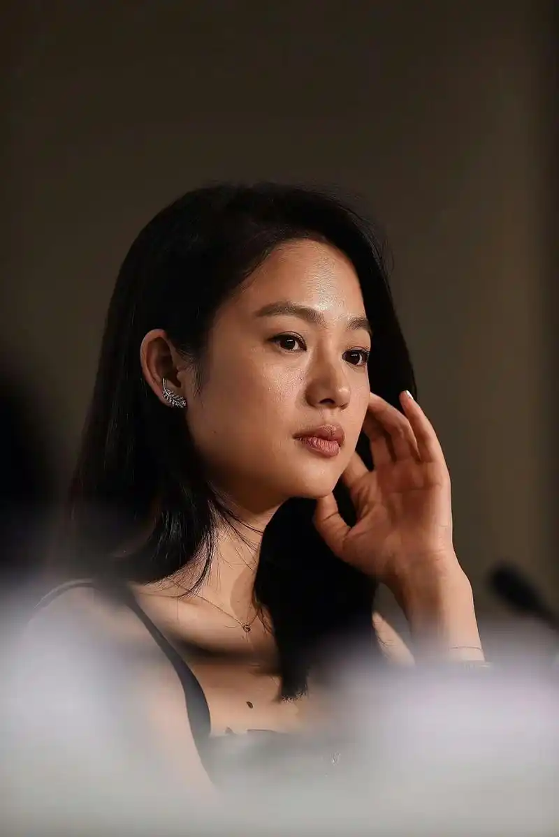 在戛纳的周韵,没有磨皮没有美颜的照片.