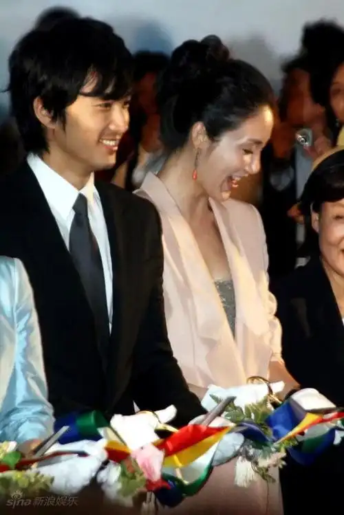 图文韩流明星大道开幕式宋承宪与崔智友