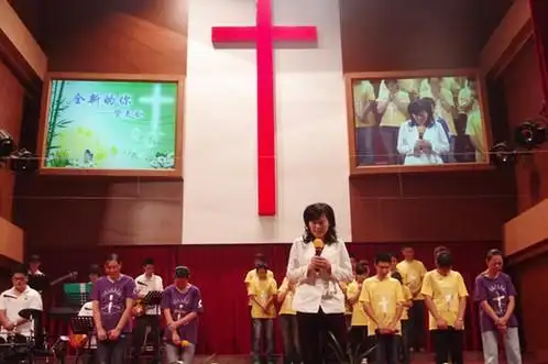 姚牧师做祝福祷告(图:合肥市基督教会青年团契网站)