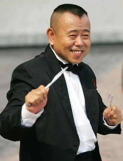 尽管身高只有160cm,但潘长江并没有一蹶不振02 巧取蹊径,演艺成名但