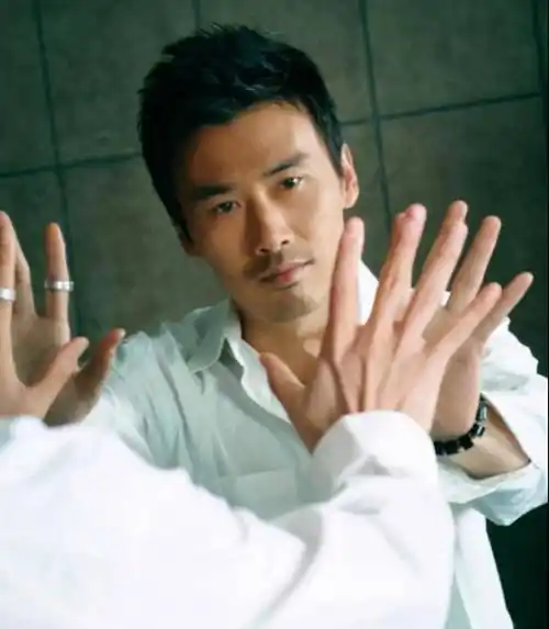 曾是北影唯一满分的学生,因长得太好看而改行,至今50岁仍不红_柳云龙