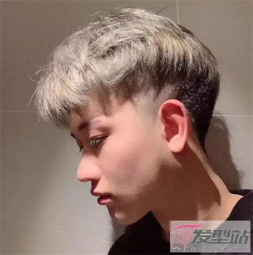 今天推荐的这款网红“碎盖头”,这发型的设计重点是:层次