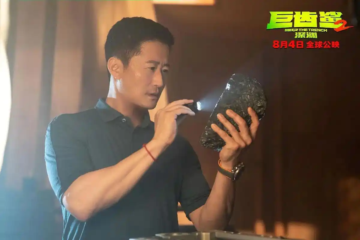 电影院看#巨齿鲨 #巨齿鲨2 ,吴京新电影,影片不仅 - 抖音