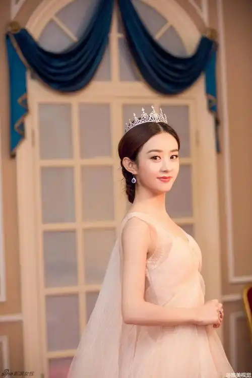 赵丽颖唯美写真 穿白纱礼服头戴皇冠像公主