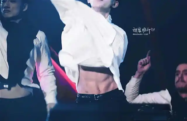 之前热播剧《镇魂》捧红了白宇和朱一龙,其实白宇之前没留胡子的样子