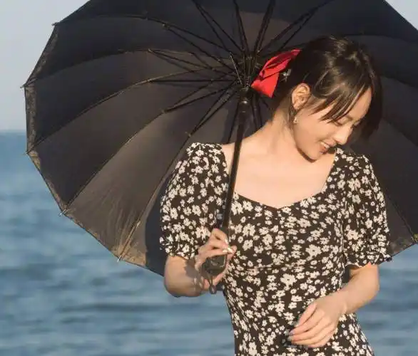 而对于粉丝们和观众们的厚爱,张嘉倪毫不吝啬晒出了海边写真美照,穿着