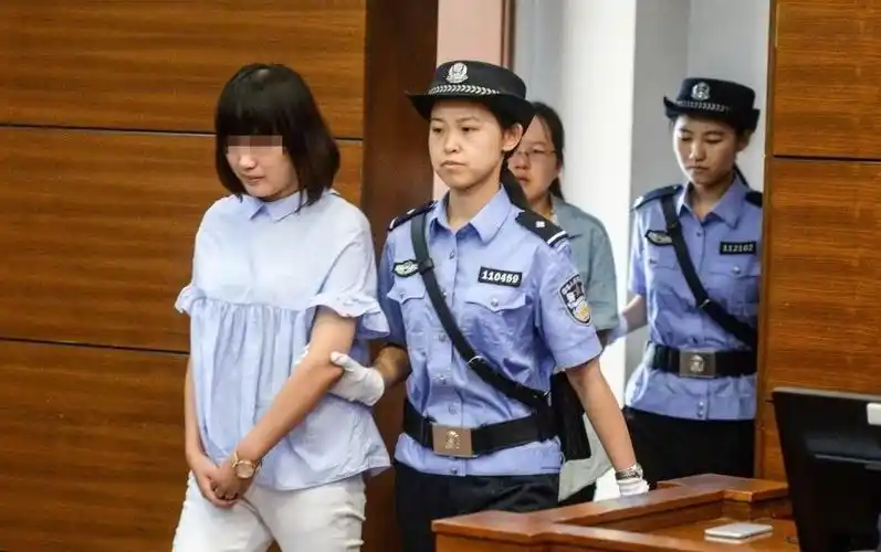 庭审现场:女子替闺蜜考试被判刑