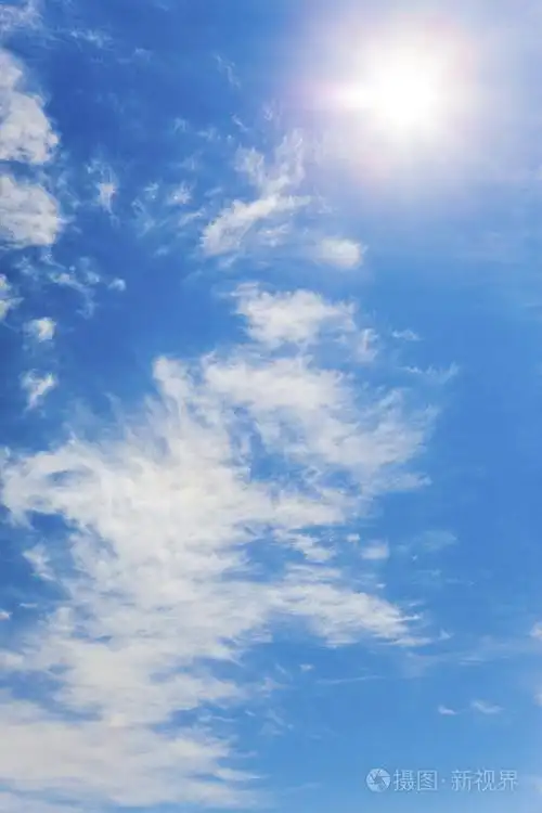 明亮蔚蓝的天空与云彩和太阳