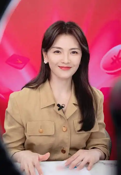 不得不说选择合适自己的服饰,确实有助于气质提升,刘涛近几年的穿着也