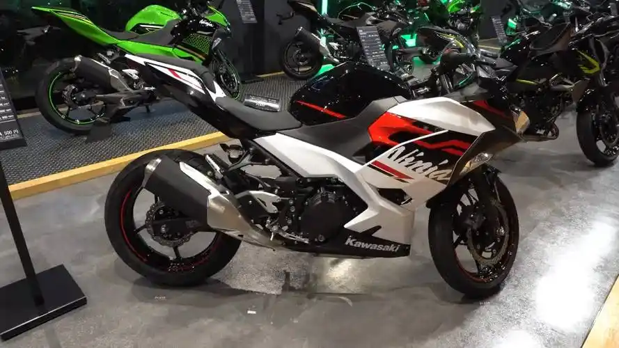 国内地平线厂家的重点仿照对象,实拍2020 川崎小忍者250 abs版