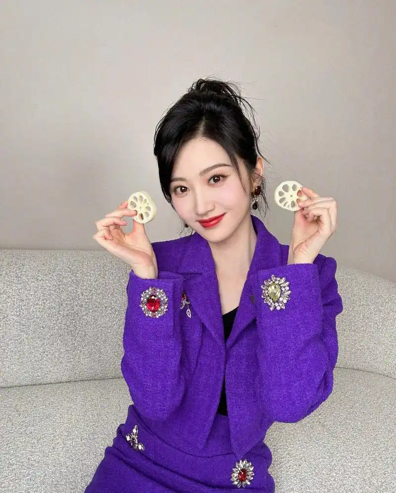 景甜真美,身穿紫色套装,精致时尚,又美又酷!