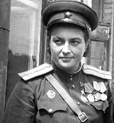 苏联第一女狙击手柳德米拉,因影响太大,苏联竟禁止她再上战场