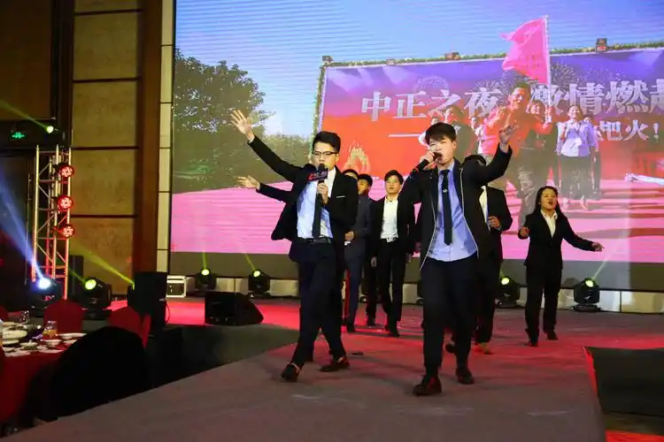 晚会盛典 1     2 节目篇 年会这样的大场面不仅有专业节目的助阵