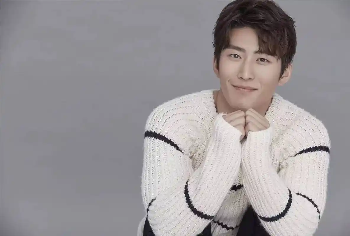 窦骁一体三面人物需要一点一点的拼接