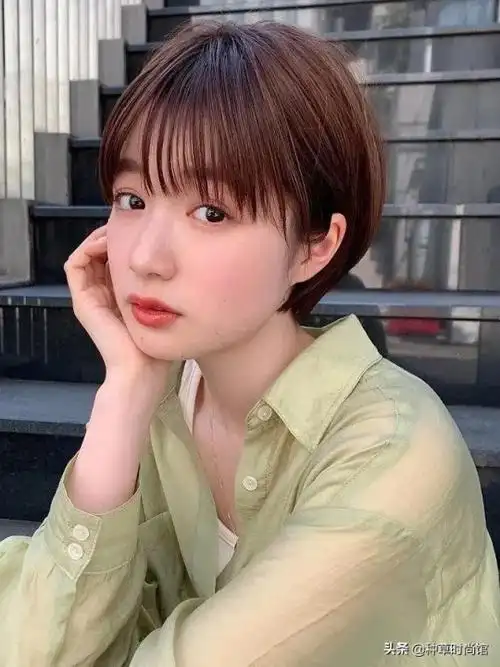 鹅蛋脸适合什么短发(今年流行这4款短发时髦又显脸小)